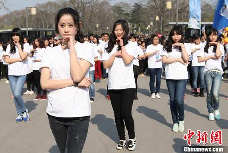 习近平开始对巴西进行国事访问